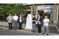 島根電工、小泉八雲の石像を寄贈。さらに完成を記念する除幕式に、「曳綱役」として参加