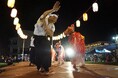 約400年の歴史を持つ踊りに心酔！海を彩る花火も美しい「手結盆踊り」開催