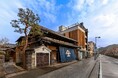 【鎌倉・若宮大路】明治33年創業の老舗酒屋「三河屋」が、8年のプロジェクトを経て、2026年5月30日に再オープン。全国初の官民学連携で建築基準法適用除外により、国の有形文化財の保存を実現
