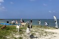 草刈りビーチクリーン！　海ゴミゼロウィークに合わせ、沖縄の子どもたちが白い砂浜を取り戻す