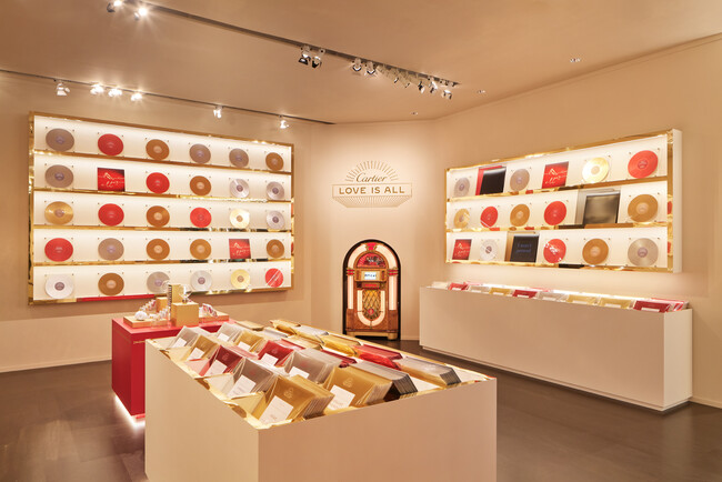 (C) Cartier (C) Cartier