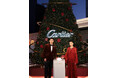 カルティエのクリスマスツリー点灯式に賀来賢人さん、堀田真由さんが登場