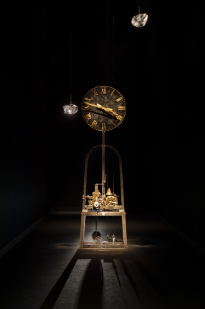 杉本博司《逆行時計》ミクストメディア(作家本人により逆行化され修復された1908年製造の時計[製造フォンタナ・チェーザレ、ミラノ])© Hiroshi SugimotoCourtesy of N.M.R.L.