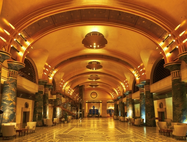 22.5金の金箔で覆われた天井とローマンモザイク床が広がるホテルロビー