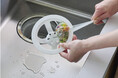 【ラク家事×清潔シンク】新商品連続リリース第1弾 10月15日発売 “キュッ”と水切り『 しぼれる排水口ネットホルダー UKIUKI 』