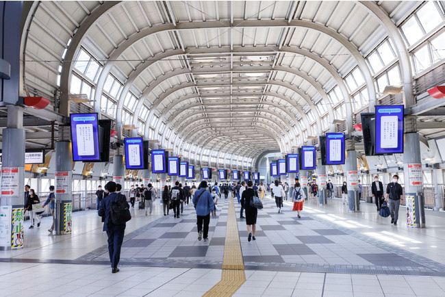 「JR東日本 品川駅自由通路」掲出の様子