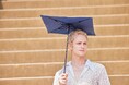 【世界初*】男の日傘はコレ!真上からの日差しを遮る “水平・最小型”の”持ち歩き日陰”を開発