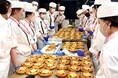 ＜辻󠄀調理師専門学校の地域共創活動レポート＞近隣小学校の児童約400名に学生考案パン2種類を提供！