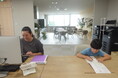 ママの働く姿を見られて嬉しかった!「子連れ出勤」は企業活動の活性化にも一役!?カワツルが夏休み期間の試験導入で社員の意見を集約調査結果などを元に本格導入を検討