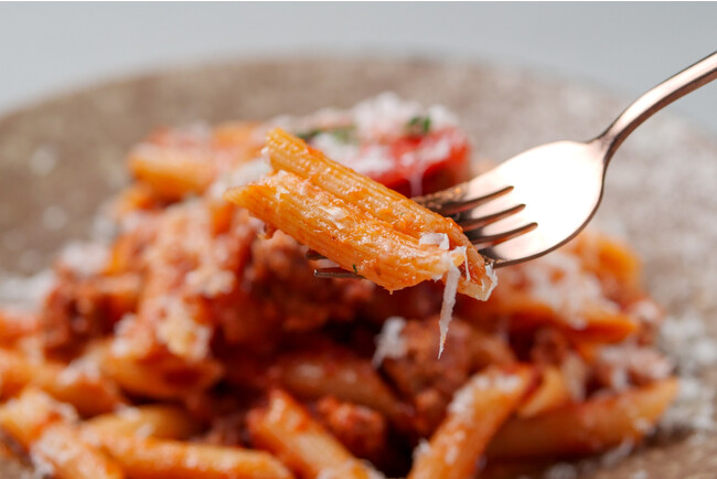 ペンネ サルシッチャとパプリカのトマトソース ¥1,000(税込) オリジナルスパイスで仕上げた豚挽肉スパイシートマトソース パスタ ペンネ サルシッチャとパプリカのトマトソース ¥1,000(税込) オリジナルスパイスで仕上げた豚挽肉スパイシートマトソース パスタ