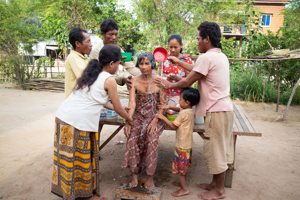 悪い行いを洗い流し、新年の幸福を祈る「聖なる入浴」中のホーン・リンさん（WaterAid／Mom Vat）