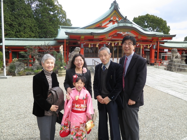 ご健在だった祖父母と一緒に、大阪・堺市の多治速比売神社（たじはやひめじんじゃ）を参拝したときの奥井さん（右）（WaterAid Japan／Toshiyuki Okui）