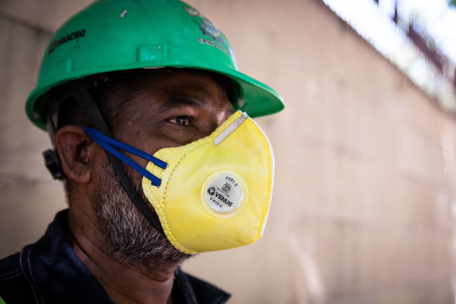 ヘルメットとマスクを着用するインド・デリーの衛生作業員＝2019年（WaterAid／CS Sharada Prasad）