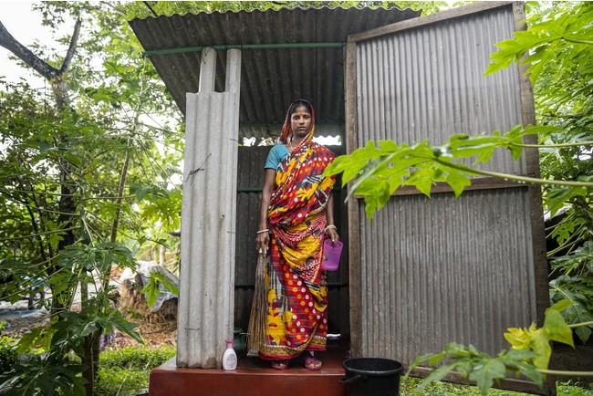 気候変動への影響にも耐えるようにつくられたトイレを使うバングラデシュ・クルナ県のアニタさん（WaterAid／DRIK／Habibul Haque）