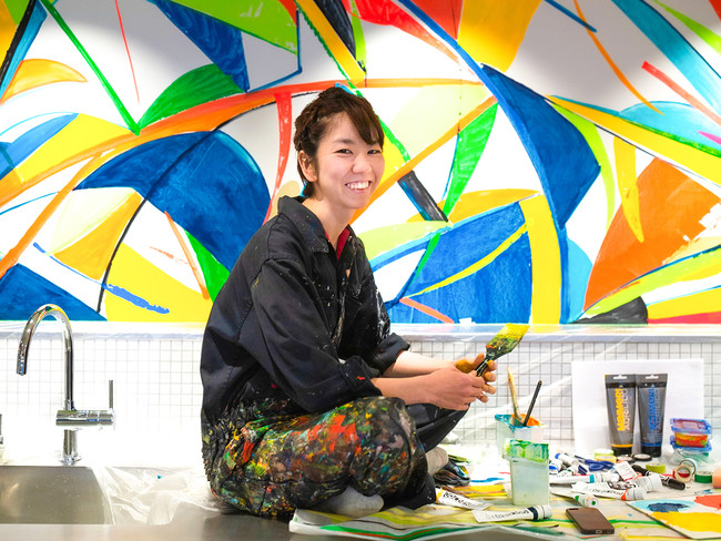 田中紗樹さんによるキッチンの壁画製作