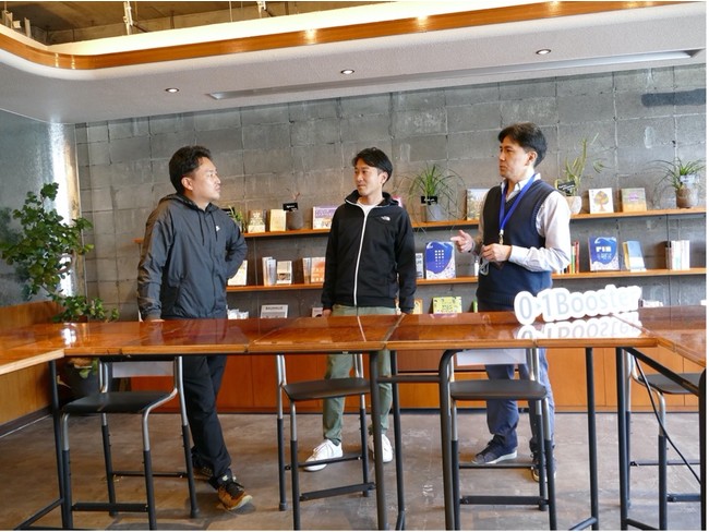左からゼロワンブースター投資チームの浜宮真輔氏、ＮＯＢＵＮＡＧＡキャピタルビレッジの川埜浩之氏、ゼロワンブースター代表の鈴木規文