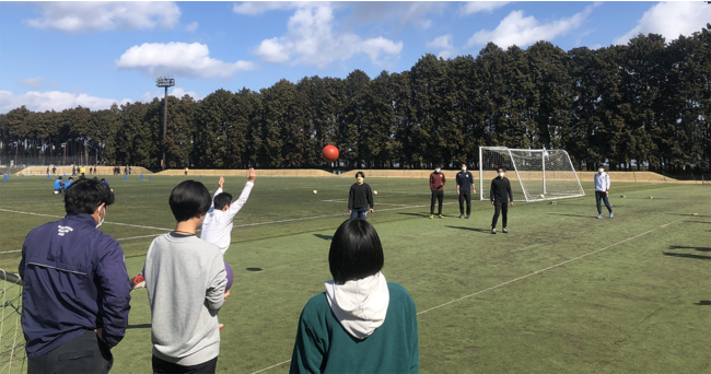 作新学院大学グラウンドで実証実験として開催されたメディシンボール投げの模様