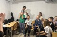 空襲警報が鳴る地下シェルターに、笑い声が響いた——『アメトーーク！』の“売れ残りグッズ”がウクライナで平和教育の教材に
