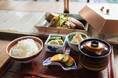 煮魚を、旅の目的に。福岡の“裏天神”に「食堂 ひと煮たち」がオープン──「いとおかし」の朝食の新定番が誕生
