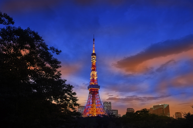 夕暮れ時の東京タワー