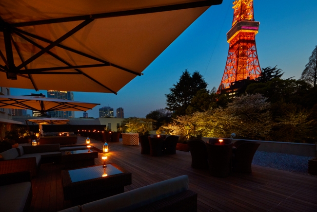 夕暮れからはライトアップする東京タワーを眺めながらシャンパンを片手に夕涼み