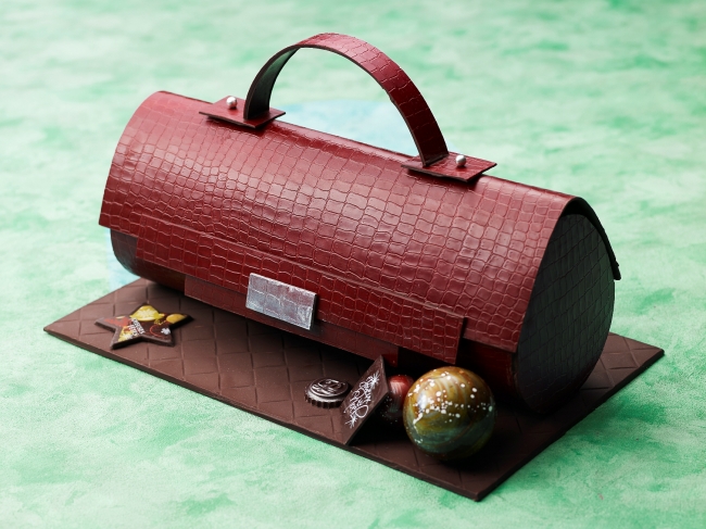 チョコレート細工で作られたレザーバッグ型のケーキ