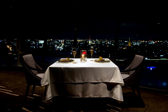 京都の夜景を眺めながらあこがれのシチュエーションでプロポーズ