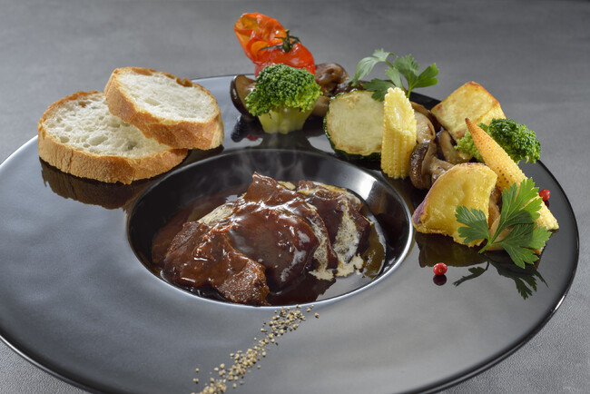 「セラーバー」牛ほほ肉の赤ワインソース煮込み　彩り野菜添え