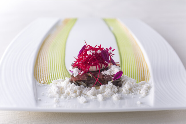 フレンチダイニング トップ オブ キョウト 「“竹林の探訪” 竹の皮でマリネした マグロのタルタル 胡麻油のパウダー」イメージ フレンチダイニング トップ オブ キョウト 「“竹林の探訪” 竹の皮でマリネした マグロのタルタル 胡麻油のパウダー」イメージ