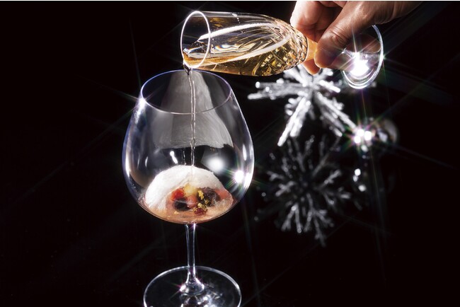 シャンパーニュでわたあめを溶かしている様子