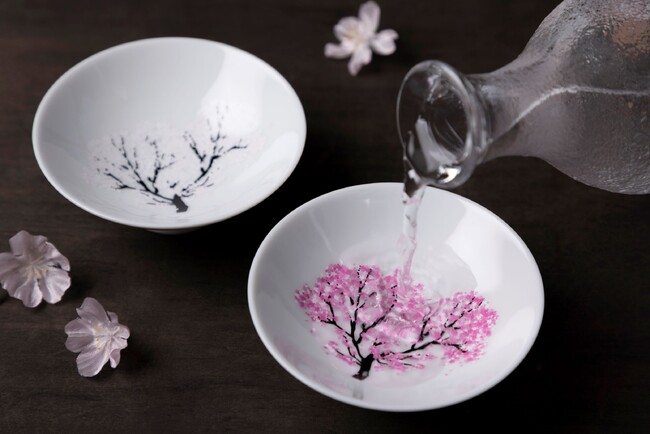 冷酒を注ぐと満開の桜が咲く盃をご用意（お酒は別料金） ※「お花見会席」のメニューには含まれません。