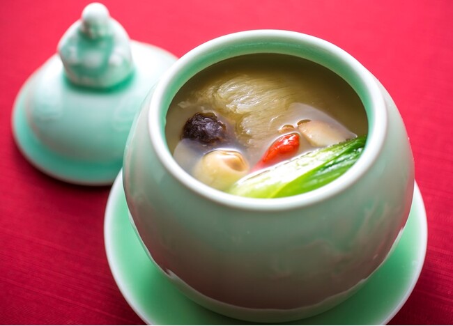 中国料理 皇家龍鳳「開業55周年記念ディナー」「フカヒレ姿煮と薬膳5種入り蒸しスープ」イメージ