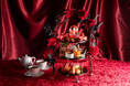 【リーガロイヤルホテル東京】赤いバラと黒いとげに彩られた苺のアフタヌーンティー「Fraise et rose rouge（フレーズ・エ・ローズルージュ）」