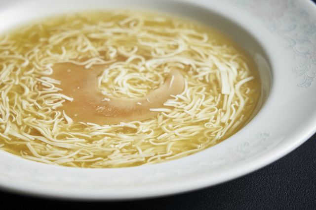 極細切り豆腐と小ふかひれ姿のスープ　イメージ