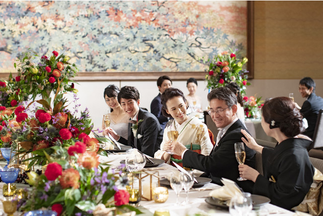 披露宴はリーガロイヤルホテル京都でご用意。挙式後は、おふたりの こだわりを詰め込んだ披露宴でゲストをおもてなし。