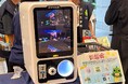 さいたま市の物産展にデジタルサイネージ付きガチャマシンを導入　「買う→ガチャを楽しむ」で79回の体験を創出