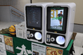 3人制プロバスケットボールチーム「AZ SAITAMA」の試合会場にデジタルサイネージ搭載ガチャマシン2台を提供　SNSフォロー施策と限定グッズ企画を運用支援