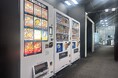 オフィスに外食の味を!福利厚生冷凍自販機『ハコカラMarche』