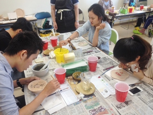 文化交流イベントで陶芸への絵付け体験