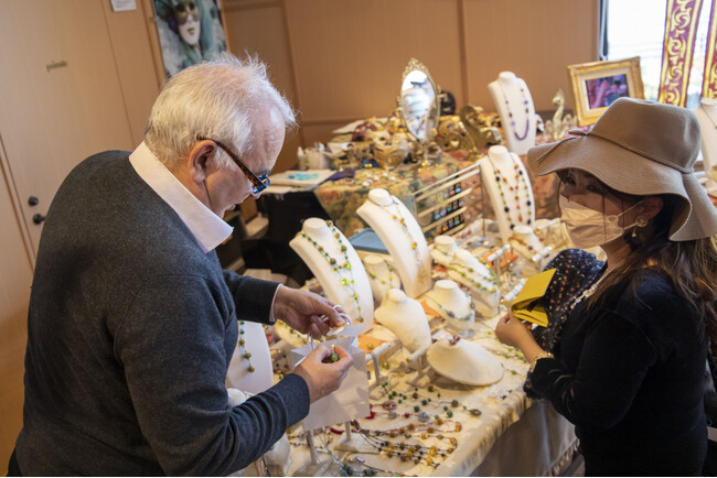 ▲1点物の工芸品が並ぶイタリアンマーケット