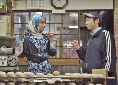▲老舗の餅屋で、イランの学生が新商品の開発に携わる。商品の売り上げ増加に貢献