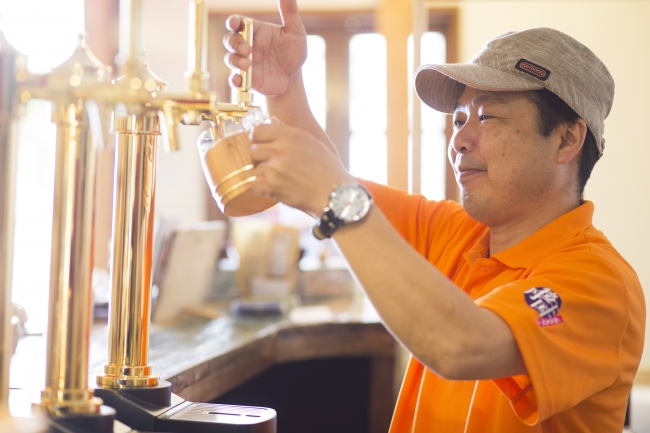 インターナショナル・ビアカップ2017にて銅賞を受賞した「丹後クラフトビール」のマイスター(写真上)などを手掛けるビール職人 山口道生(写真下)