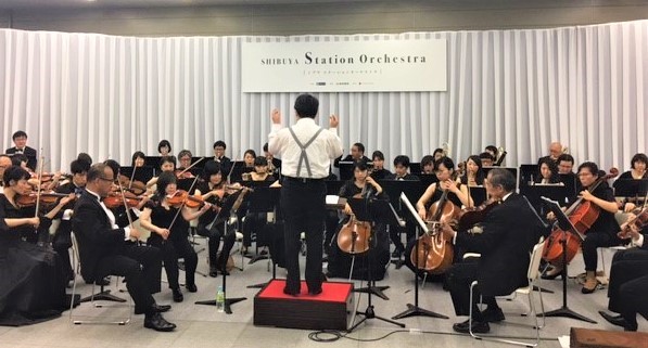 Shibuya Station Orchestra 7 7 土 東急電鉄 東京メトロ 渋谷駅構内 世界の名曲でクラシックの旅へ パソナグループ 夢 オーケストラ 53名が出演 株式会社パソナグループのプレスリリース