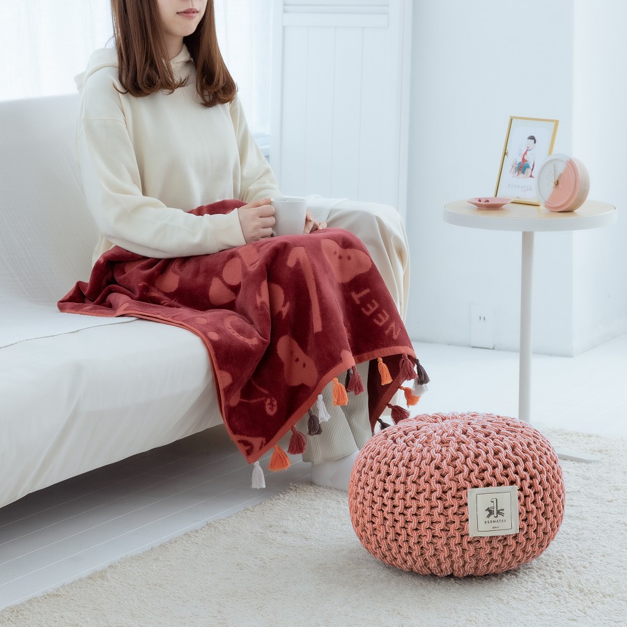 おそ松さん より6つ子をイメージしたインテリアが受注開始 豆皿セット テーブルクロック ブランケット プフ 彼らとお揃いのアイテムを購入できるのは今だけ 株式会社アニメイトホールディングスのプレスリリース