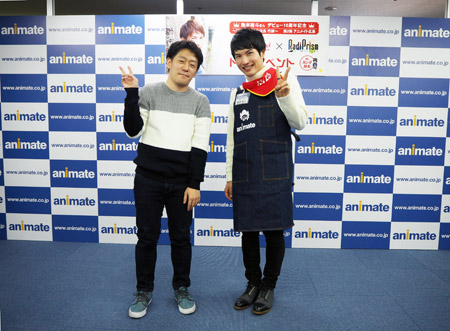 トークイベントのMCカンダ部長（左）と鈴木裕斗さん（右）