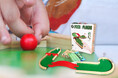 【全国のおもちゃコンサルタントが選定】指で弾くミニゴルフボードゲーム『Pitch&Plakks』が「グッド・トイ2025」を受賞！