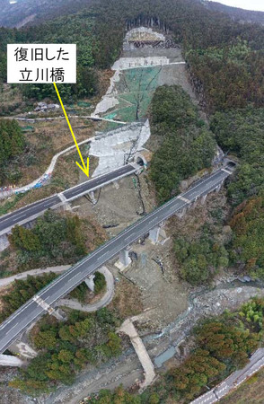 高知自動車道　立川橋 （写真奥が復旧した上り線）