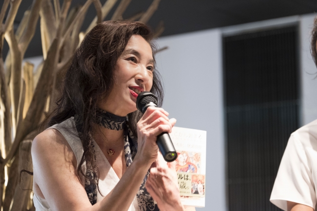 画家・女優 蜷川有紀氏をお招きし「旅、海、アートの大人時間」をテーマとしたトークショー