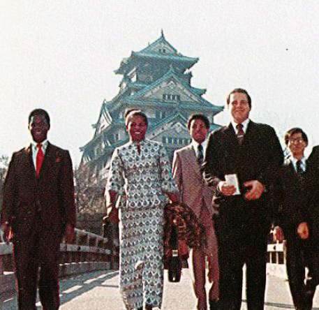 1975年 大使一行と大阪城を散策