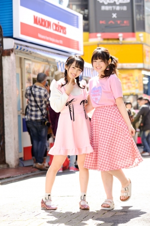 左：向井地美音（AKB48）右：大和田南那（AKB48）